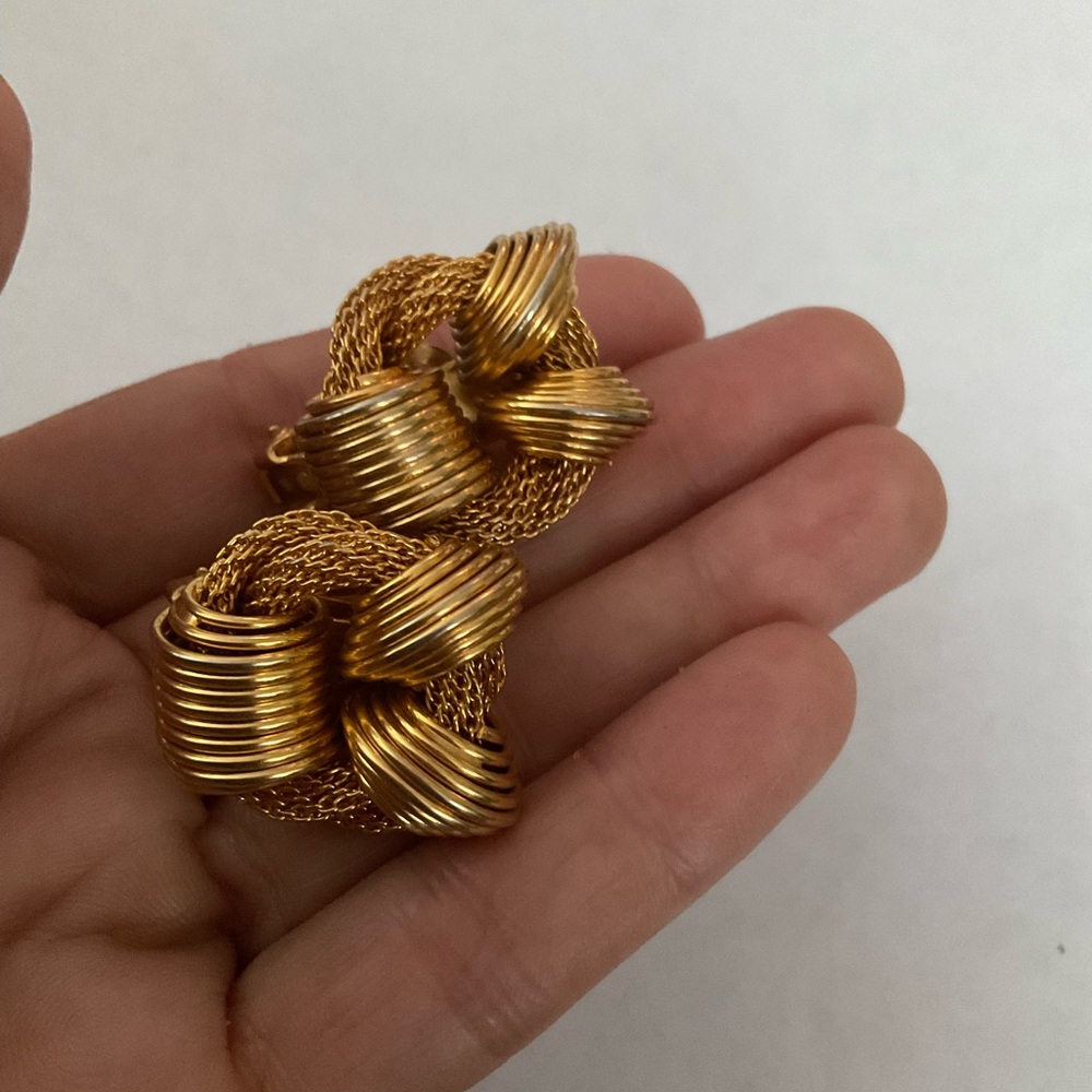 VINTAGE HOBÉ GOLD TONE KNOT CLIP ON EARRINGS - Picture 2 of 6